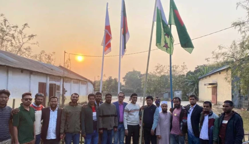 জয় বাংলা স্লোগান দিয়ে আওয়ামী লীগ কার্যালয়ে নেতাকর্মীদের পতাকা উত্তোলন